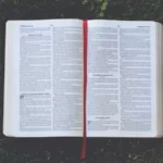 الكتاب المقدس المفتوح الذي يكشف عن المعتقدات المسيحية الأساسية