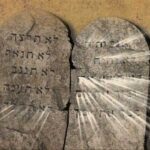 صورة الوصايا العشر والنور الخارج من اللوحين المكتوب عليهما
