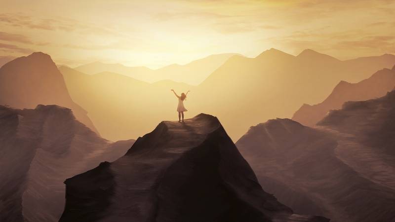 امرأة تقف على جبل في الشمس تسبح الله