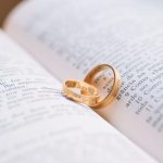 حلقتان من الذهب على الكتاب المقدس يمثلان الزواج
