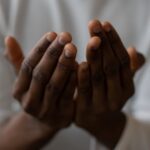شخص يمسك يديه في الصلاة من أجل الرحمة