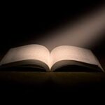 رمز مربع من الضوء يشع على الكتاب المقدس