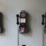 ثلاثة هواتف قديمة على الحائط