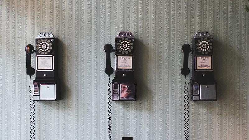 ثلاثة هواتف قديمة على الحائط