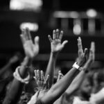 رفع أيدي الناس في العبادة في الكنيسة